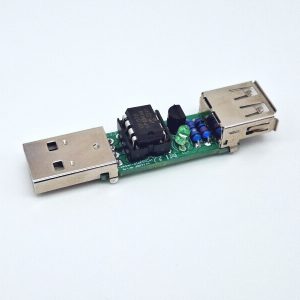 USB-Stick mit elektronischen Komponenten und zwei USB-Anschlüssen auf einer grünen Leiterplatte.